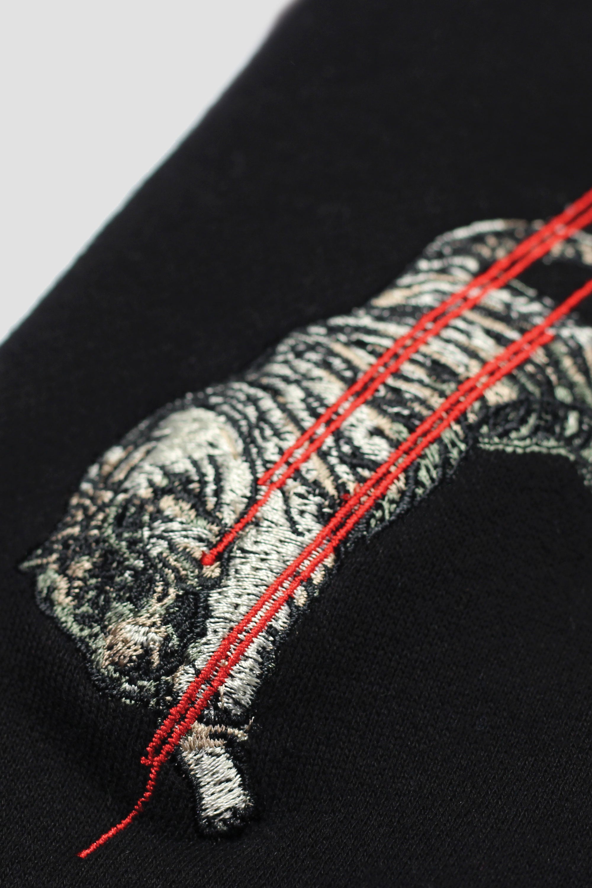 TIGER EMBROIDERED CREWNECK